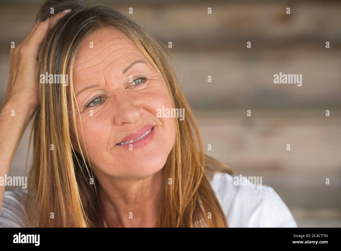 Portrait Attraktive reife Frau in eleganten weißen Hemd mit glücklich lächelnd, selbstbewussten Gesichtsausdruck, verschwommener Hintergrund, Kopierer Raum. Stockfoto