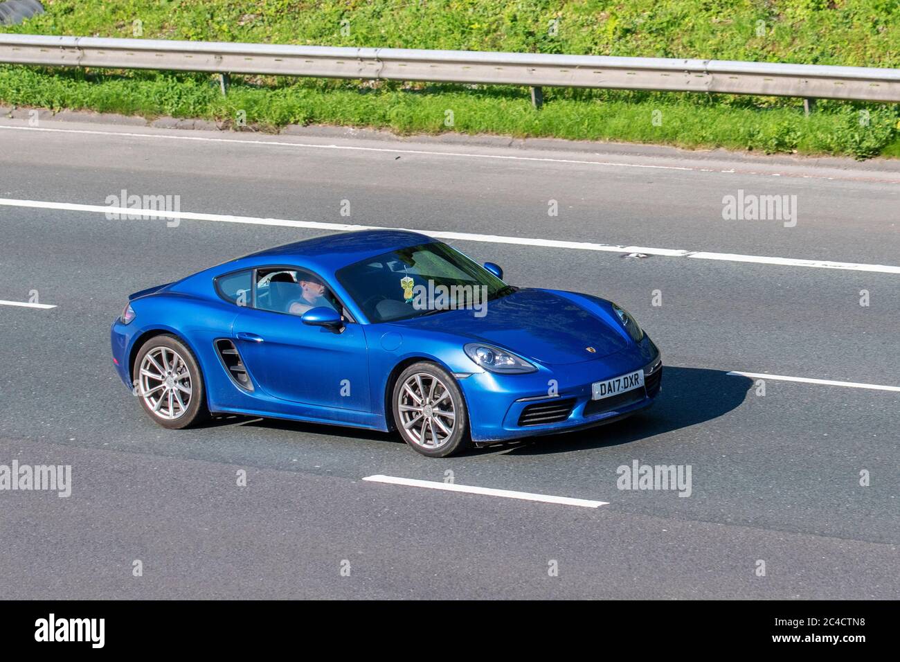 2017 blau Porsche 718 Cayman; Fahrzeugverkehr Fahrzeuge, Fahrzeuge, die Fahrzeuge auf britischen Straßen fahren, Motoren, Fahrzeuge auf der Autobahn M6. Stockfoto