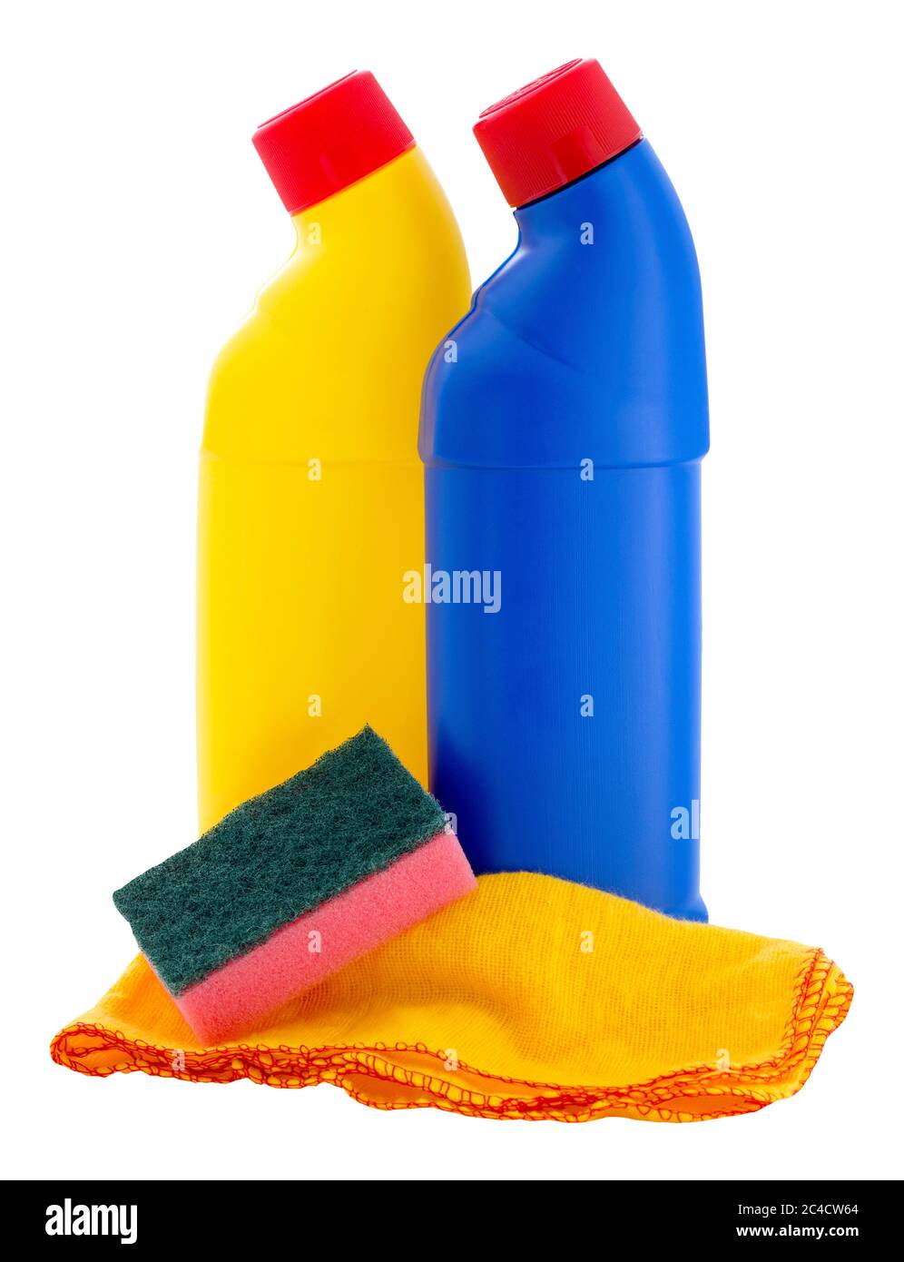 Flaschen Haushaltsreinigungsflüssigkeit ein Tuch und Schwamm auf einem isolierten weißen Hintergrund mit einem Schneideweg Stockfoto