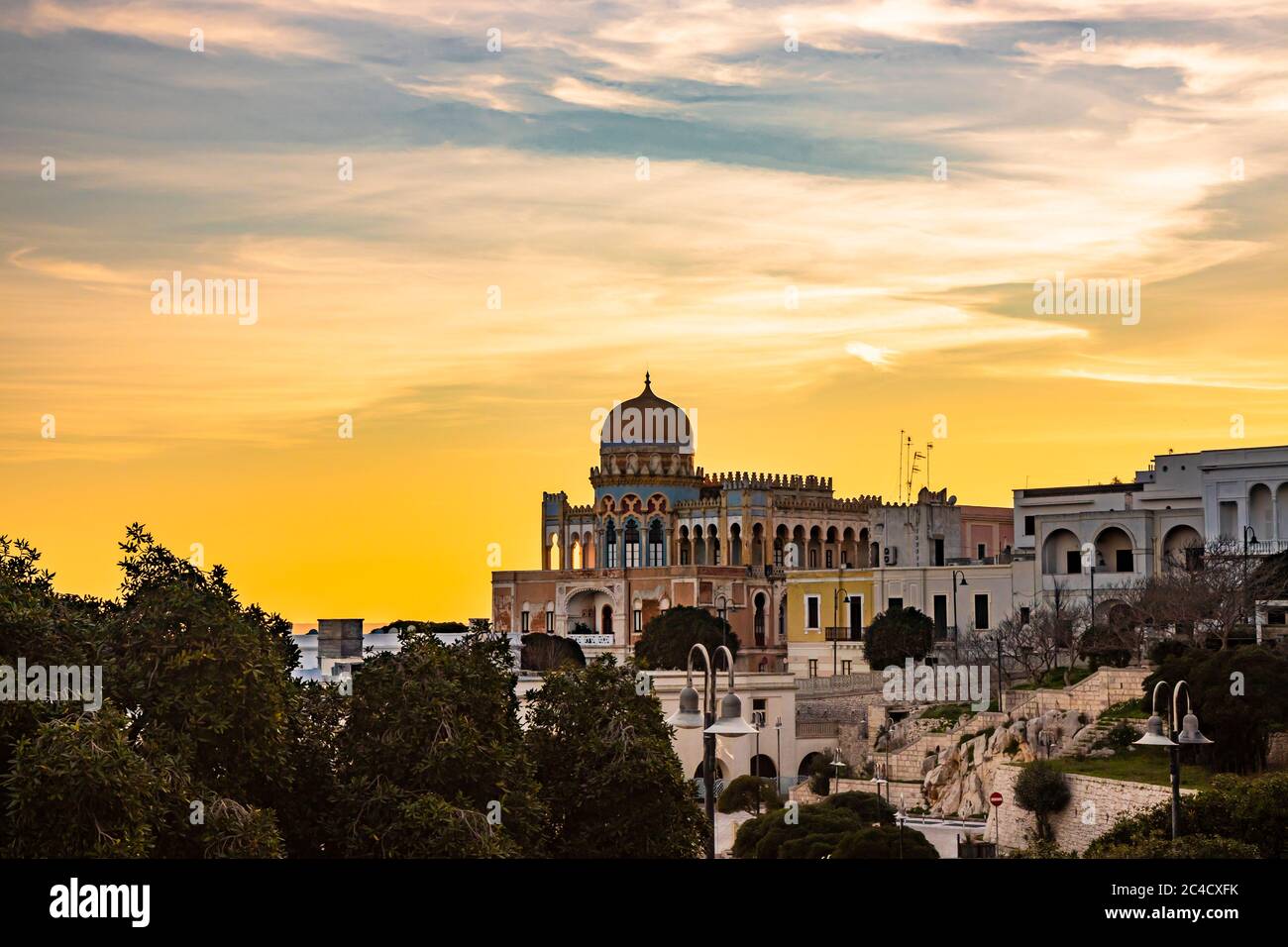 Ein Blick auf Santa Cesarea Terme bei Sonnenuntergang, mit seinen herrlichen arabischen und maurischen Palästen, Apulien, Salento, Italien. Hydrothermale Station in Lecce Stockfoto