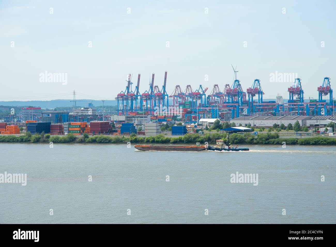 Blick auf den Hamburger Hafen. Elblandschaft mit Containerterminal Stockfoto