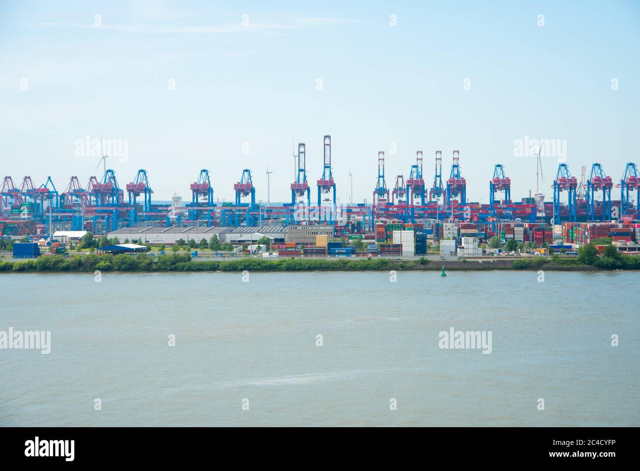 Blick auf den Hamburger Hafen. Elblandschaft mit Containerterminal Stockfoto