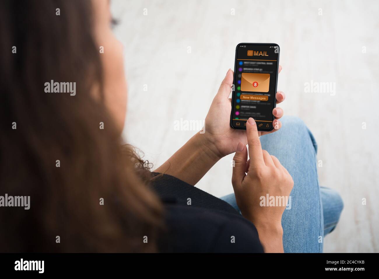 Neue E-Mail. Frau Hält Smartphone Mit Posteingang E-Mail Nachrichten Benachrichtigung Auf Dem Bildschirm Stockfoto