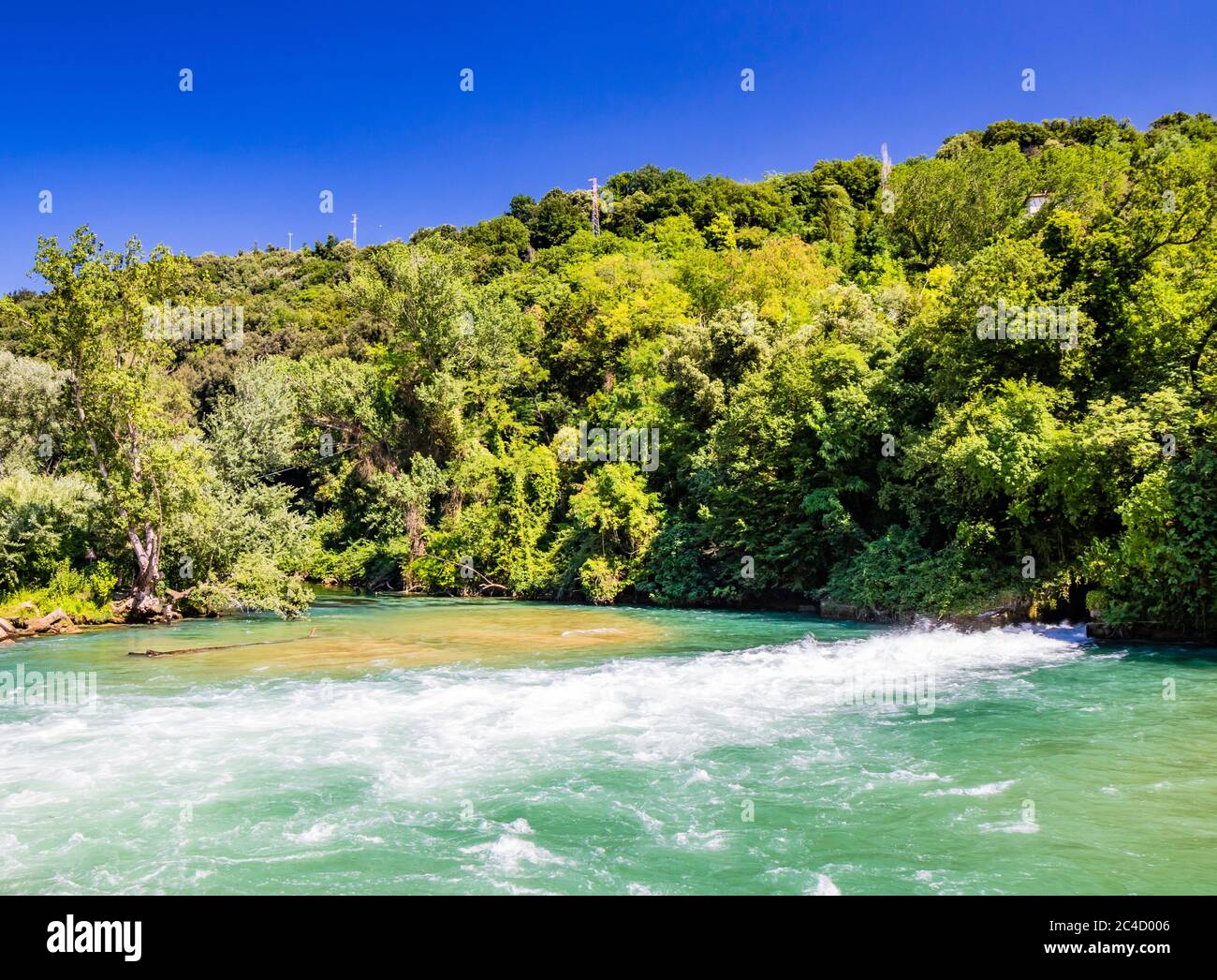 Narni, Umbrien, Terni, Italien - Gole del Nera, ein kleiner See, der vom Fluss Nera gebildet wird. Die offene Schleuse des Staudamms sendet einen starken Wasserstrahl aus. Stockfoto