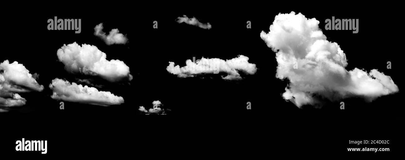 Panoramabild von weißen Cumulus Wolken auf schwarzem Hintergrund Stockfoto