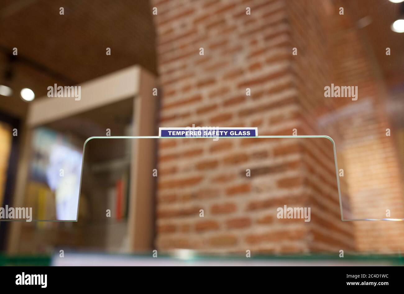 Schutzwand aus Glas für den Tresen im öffentlichen Dienst. Geschichte Museum Hintergrund Stockfoto