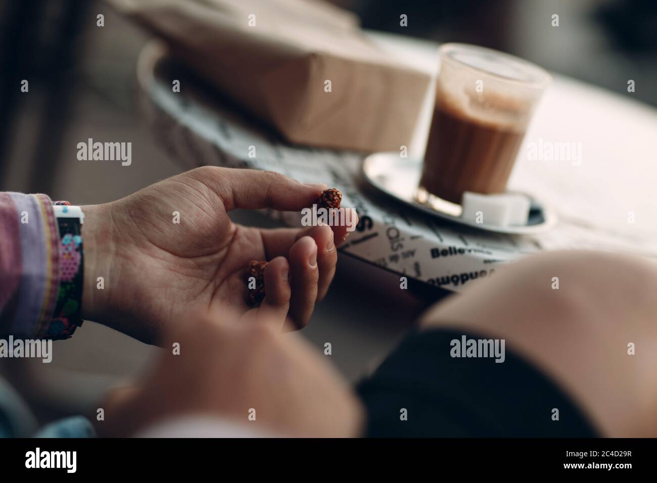 Gebackene Nuss Dipping Karamell und Sesam bereit zu essen auf der Hand. Stockfoto