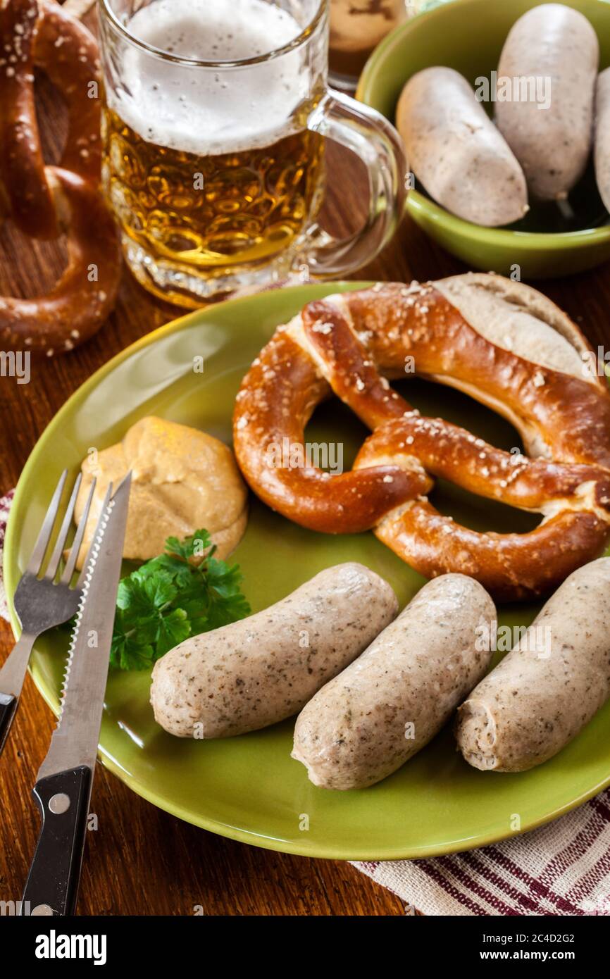 Bayerisches Frühstück mit Weißwurst, Brezel und Bier Stockfoto