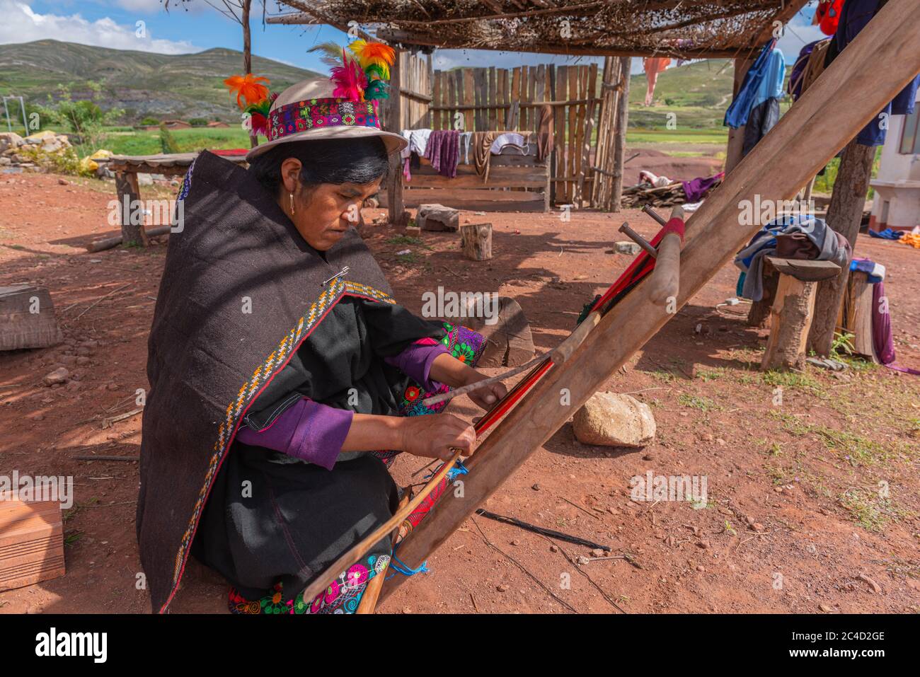 Weberin Weben lokalen rot und schwarz Jalq´ein Kunstmuster, Maragua, Departamento Chuquisaca, Bolivien, Lateinamerika Stockfoto