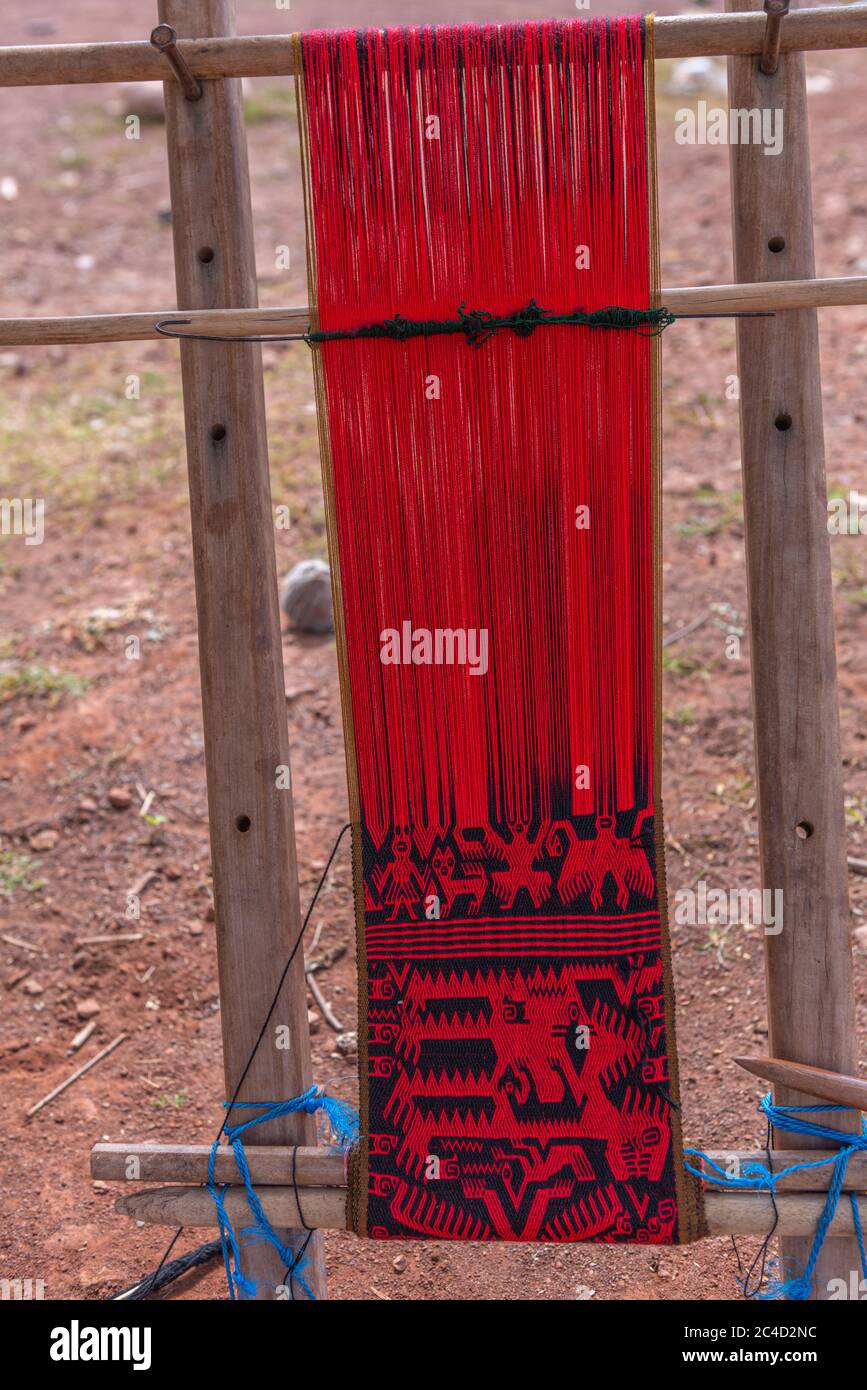 Weberin Weben lokalen rot und schwarz Jalq´ein Kunstmuster, Maragua, Departamento Chuquisaca, Bolivien, Lateinamerika Stockfoto