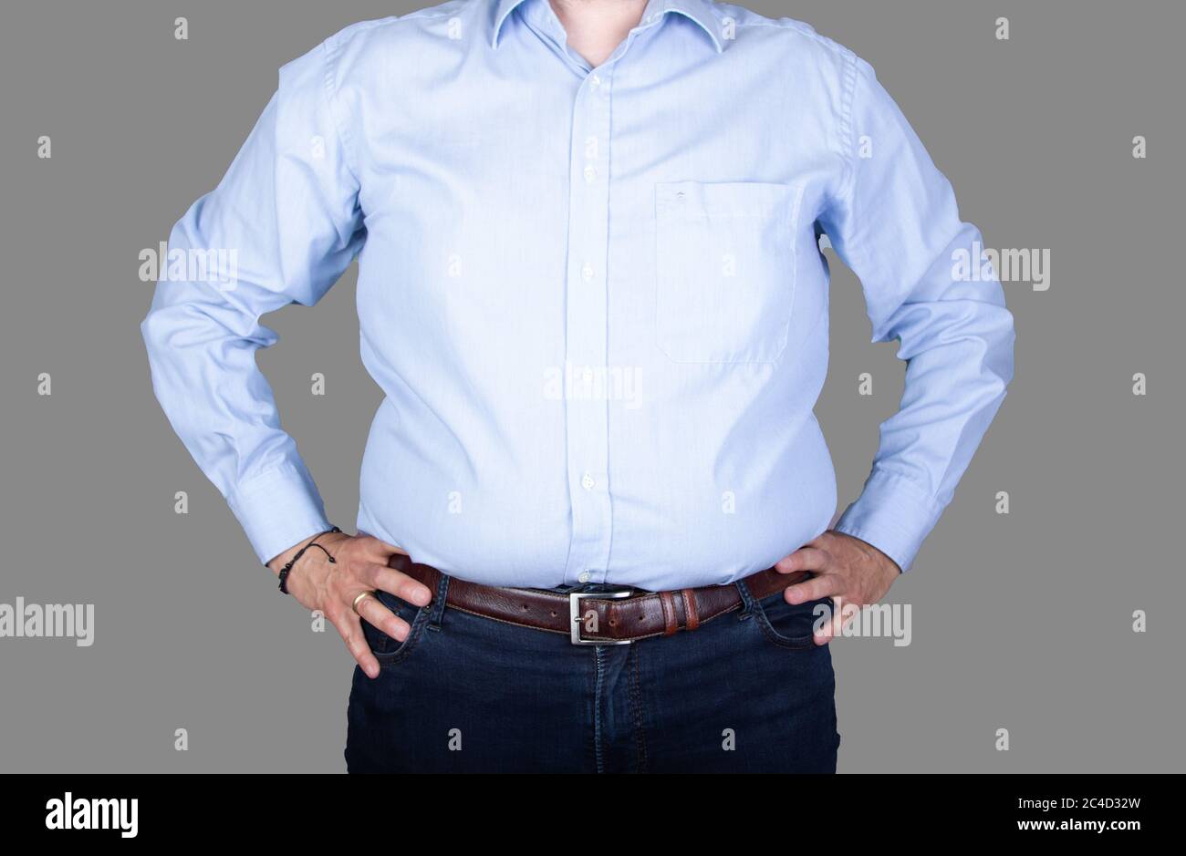 Mann mit einem großen Bauch trägt ein Hemd und Jeans, Vorderansicht Stockfoto