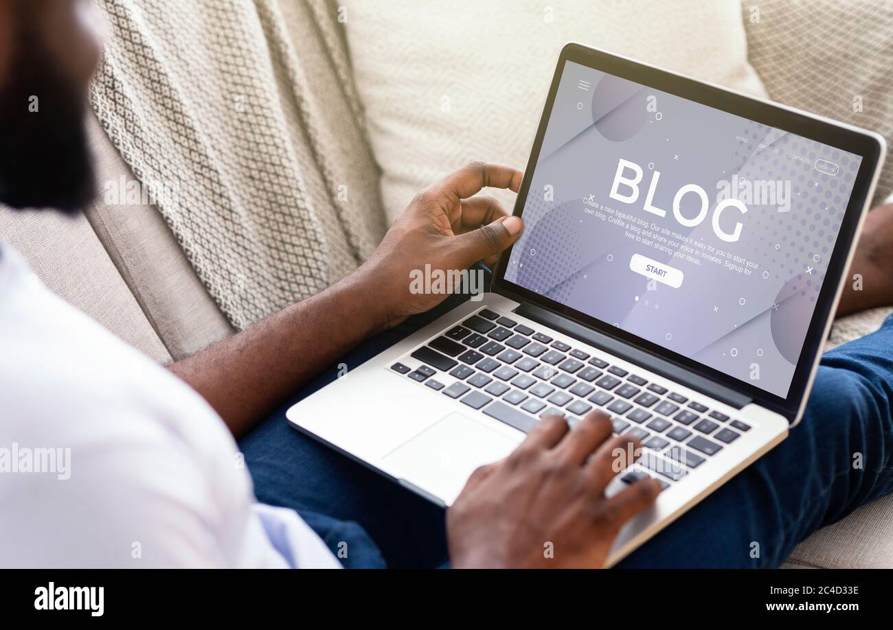 Professioneller Blogger, der an seinem neuen Post für Social Media zu Hause arbeitet, Nahaufnahme. Kreative Collage. Panorama Stockfoto