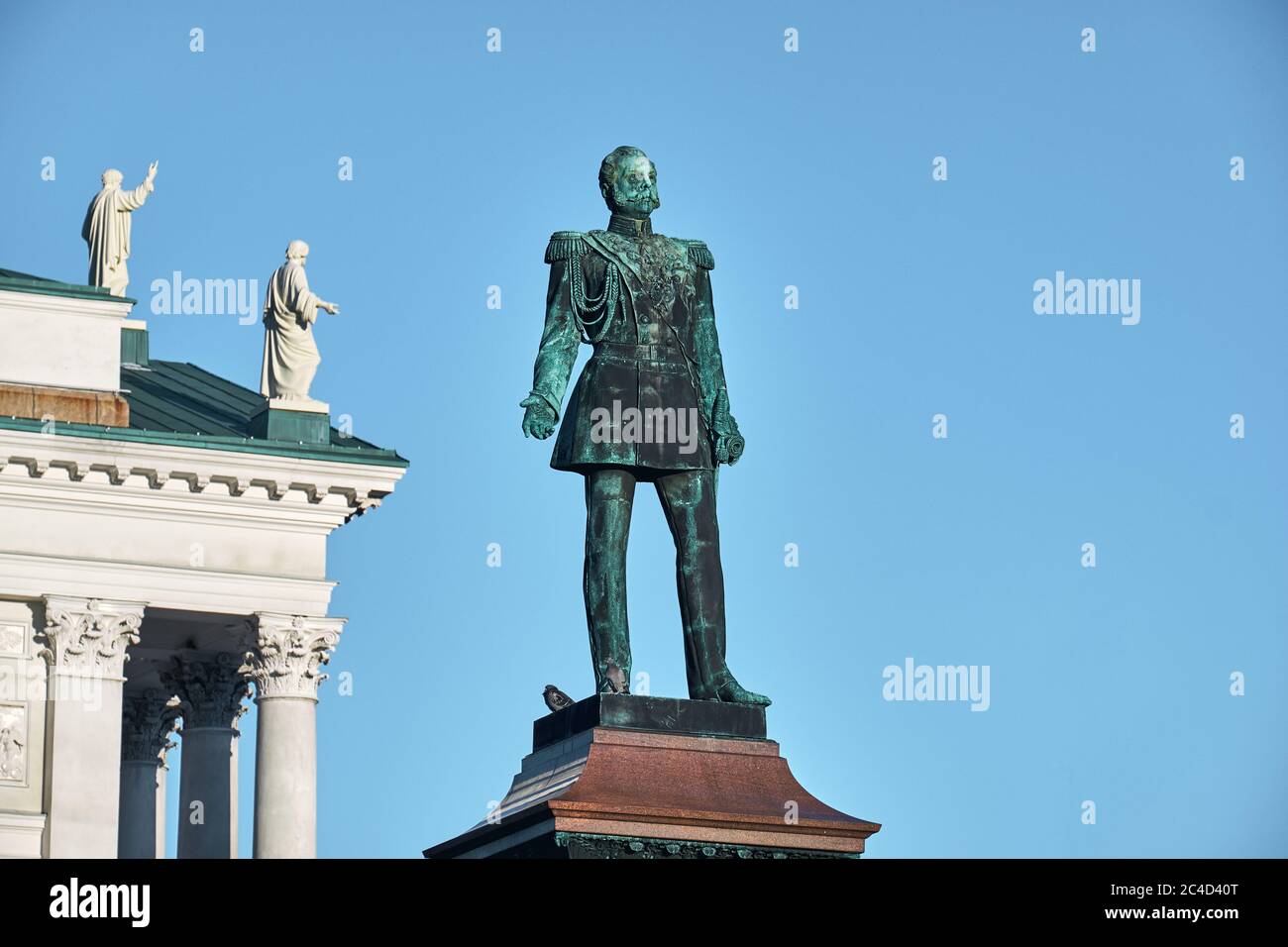 Die Statue von Kaiser Alexander II. Auf einem Senatsplatz in Helsinki vor einem schönen blauen Himmel. Stockfoto