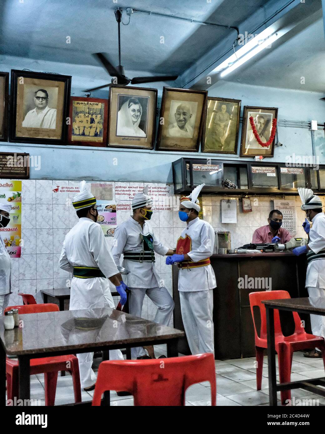 Thrissur, Indien - Juni 2020: Kellner im Indian Coffee House mit Masken und Handschuhen am 9. Juni 2020 in Thrissur, Kerala, Indien. Stockfoto