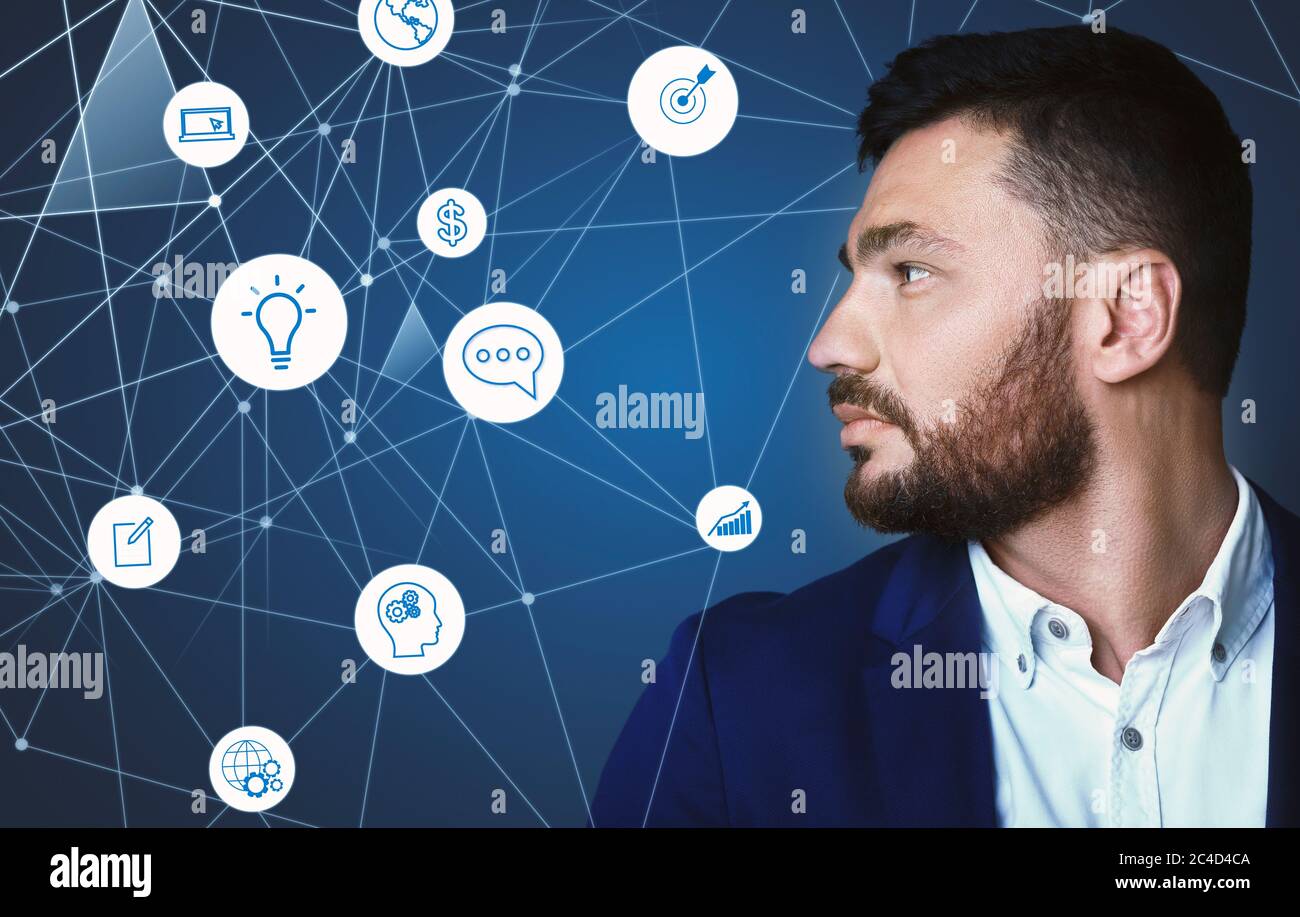 Schöner junger Mann mit Bart schaut weg auf abstrakte Hologramm-Ikonen Stockfoto