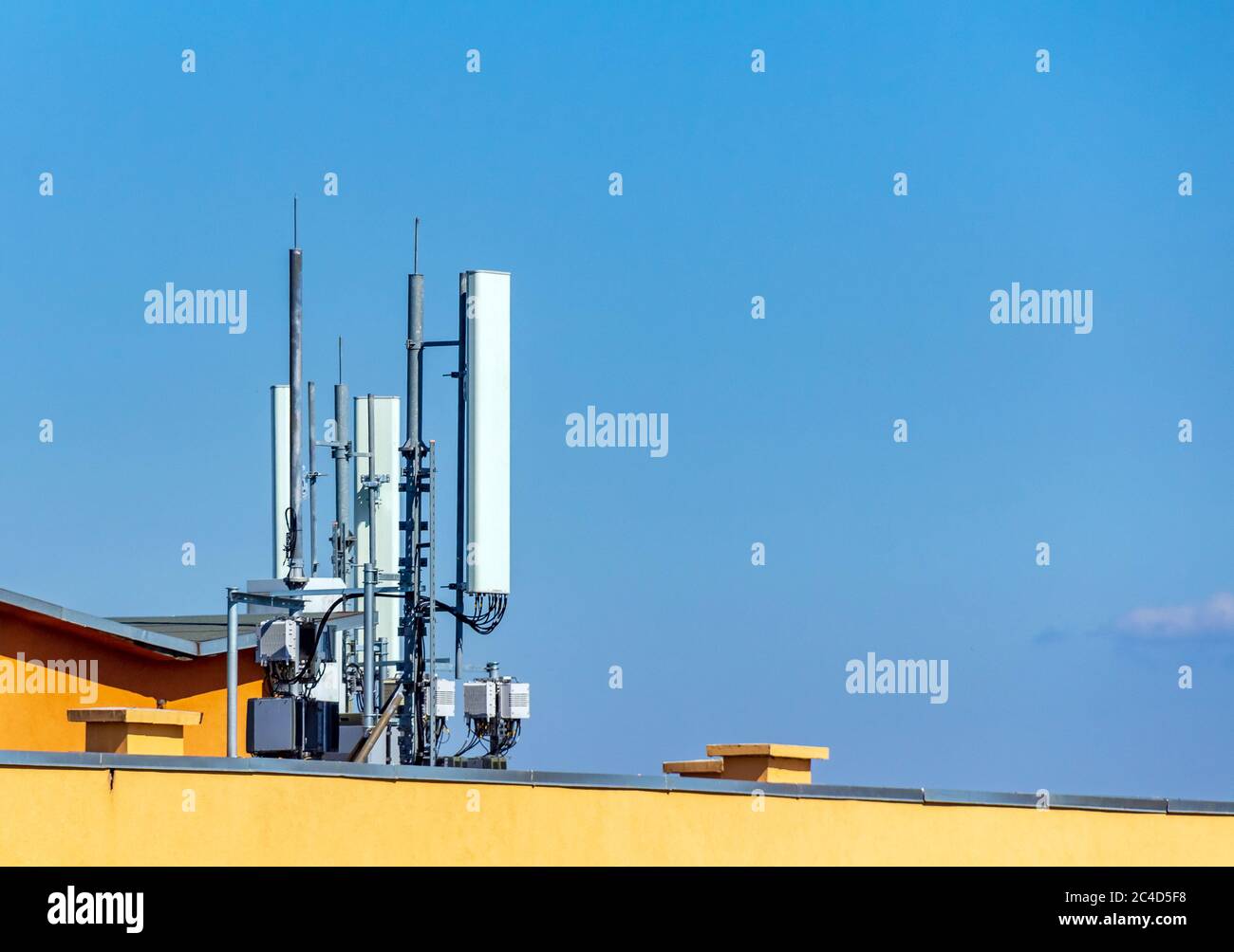 Mobilfunk-Antennen für 5G-Internet-Konnektivität Stockfoto