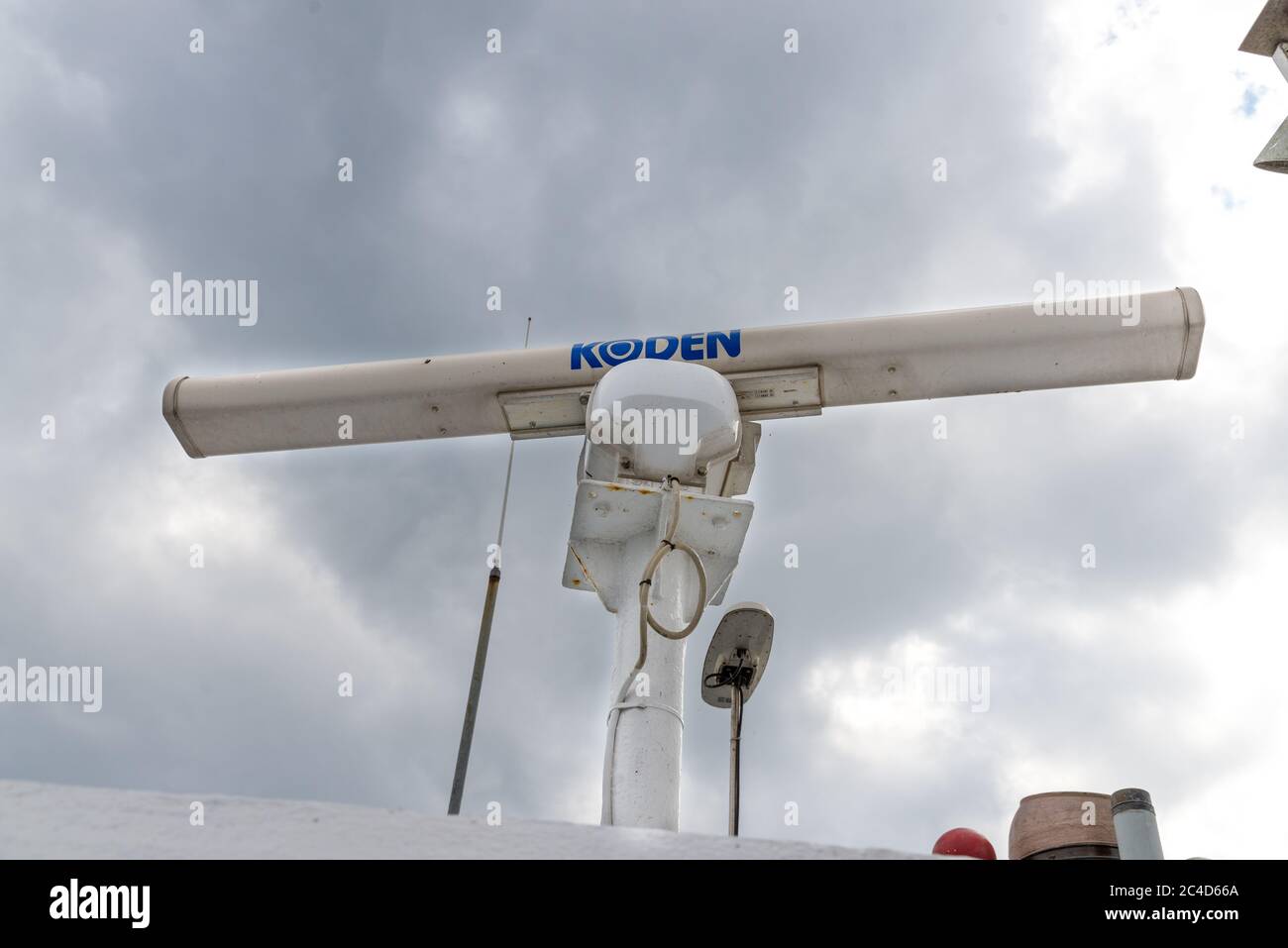 FEHMARN, DEUTSCHLAND - 03. Sep 2019: Eine alte Radarantenne auf einem Boot gegen einen grauen Himmel, mit Rost und dicker weißer Farbe bedeckt. Stockfoto