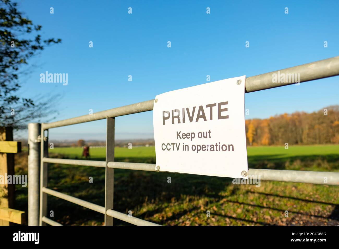 Behelfsmäßige private Schild an einem Eingang zu einem großen Bauernhof Feld gesehen. Laut dieser Mitteilung findet die CCTV-Überwachung innerhalb des Betriebs statt. Stockfoto