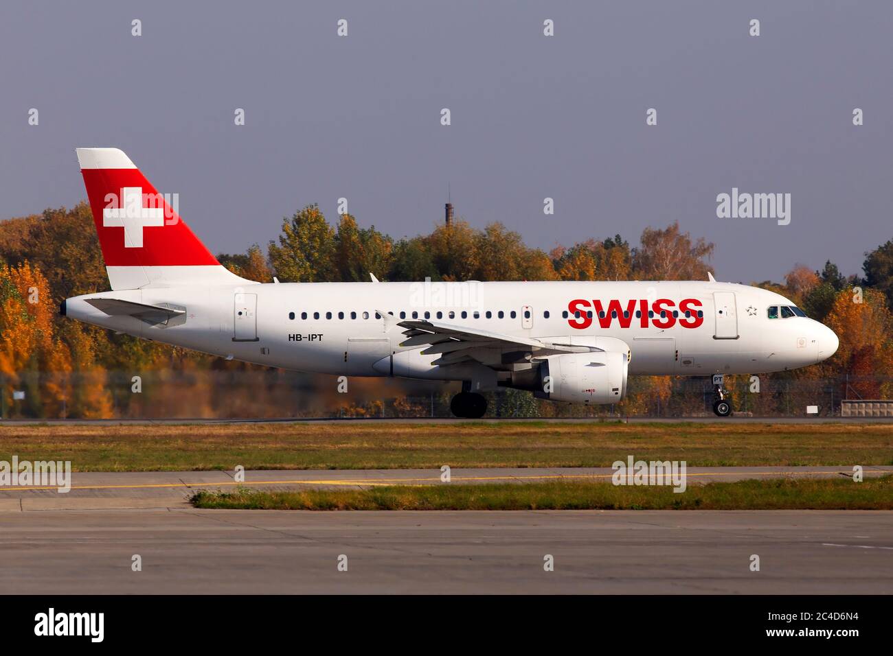 Borispol, Ukraine - 17. Oktober 2018: Swiss International Airlines Airbus A320 auf der Start- und Landebahn des internationalen Flughafens Borispol Stockfoto