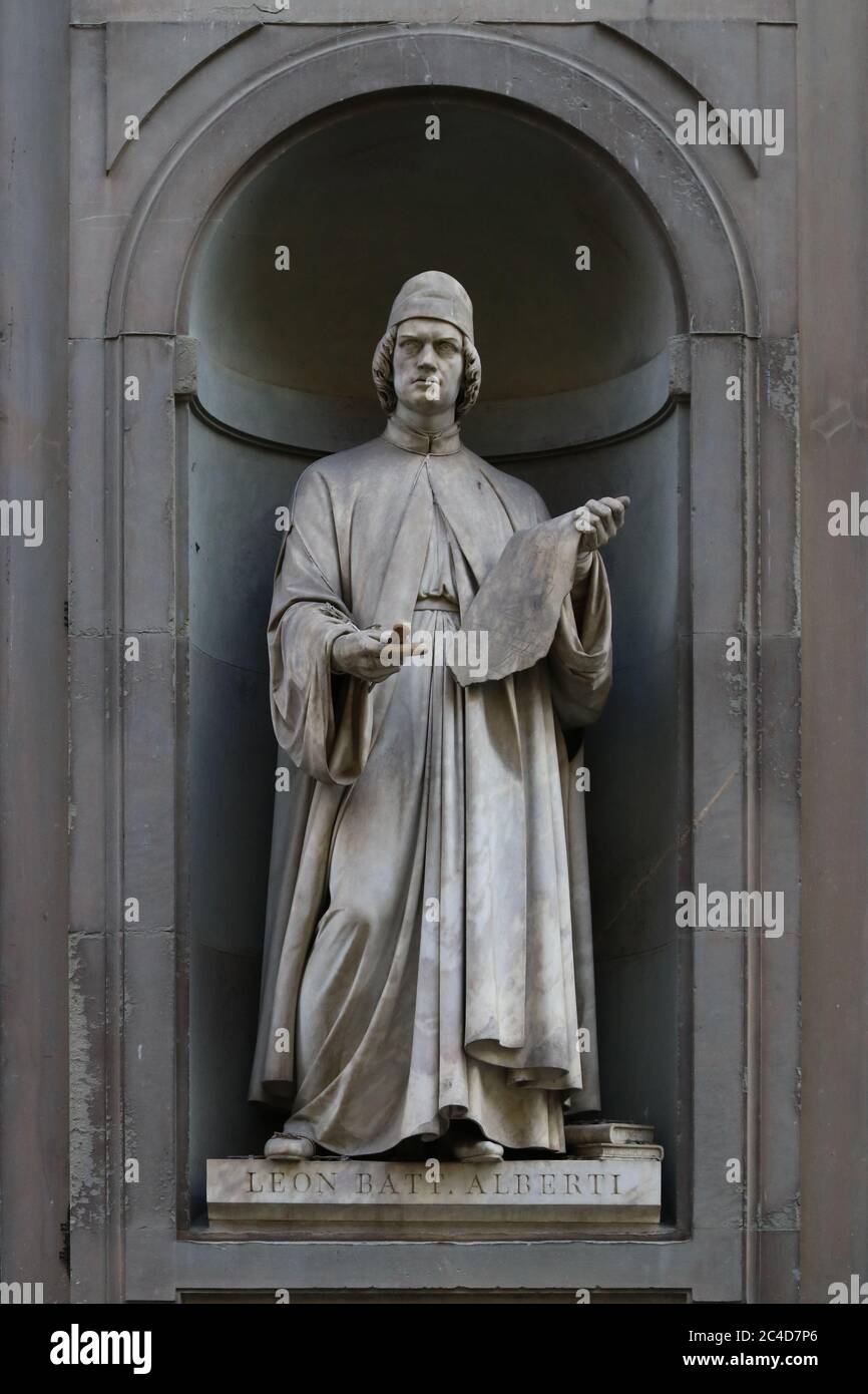 Statue von Leon Battista Alberti, im Freien die Uffizien Museen, Florenz, Italien, berühmter touristischer Ort Stockfoto