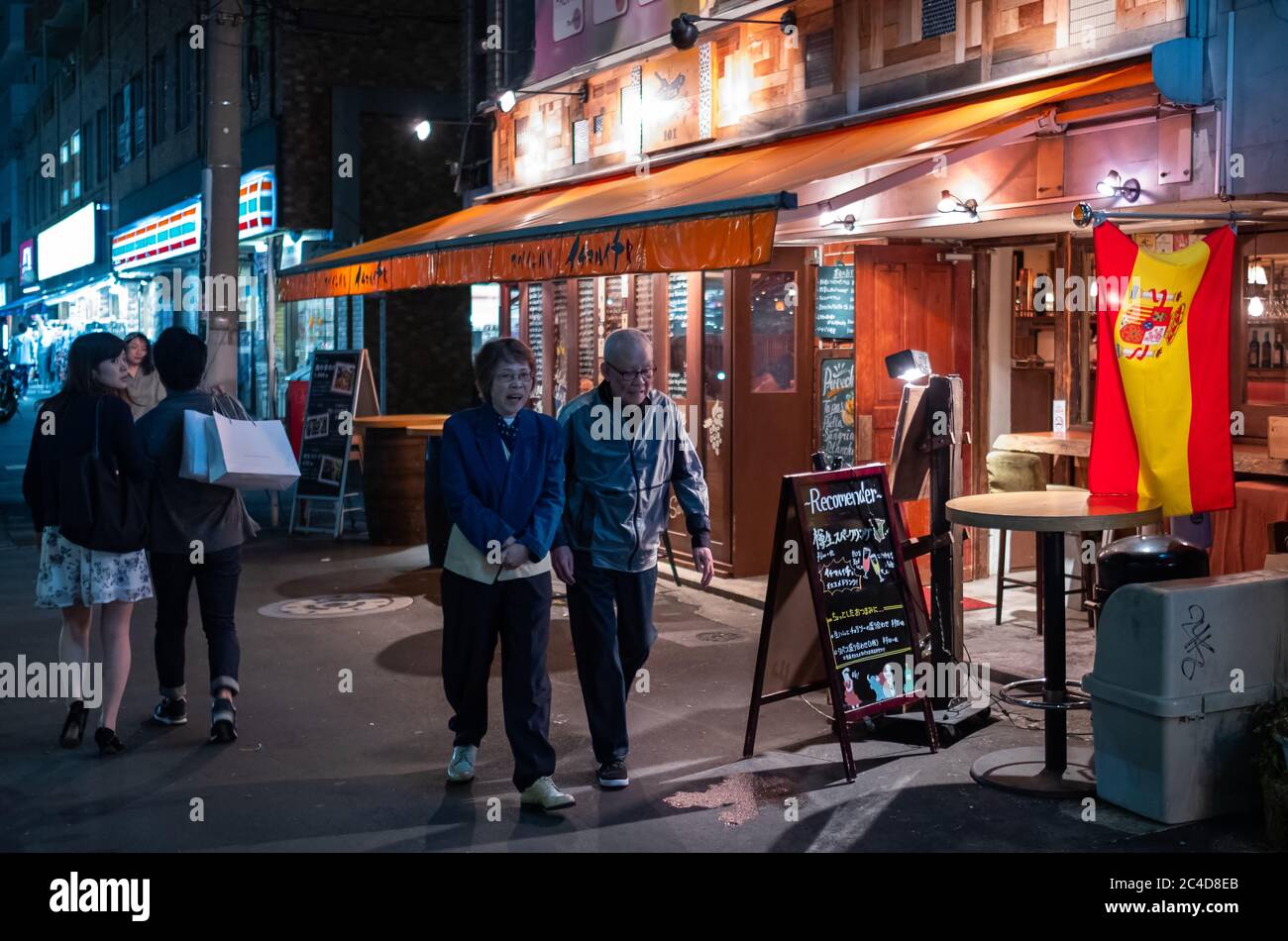 Menschen in einem kleinen Restaurant in Nakameguro Nachbarschaft, Tokio, Japan Stockfoto