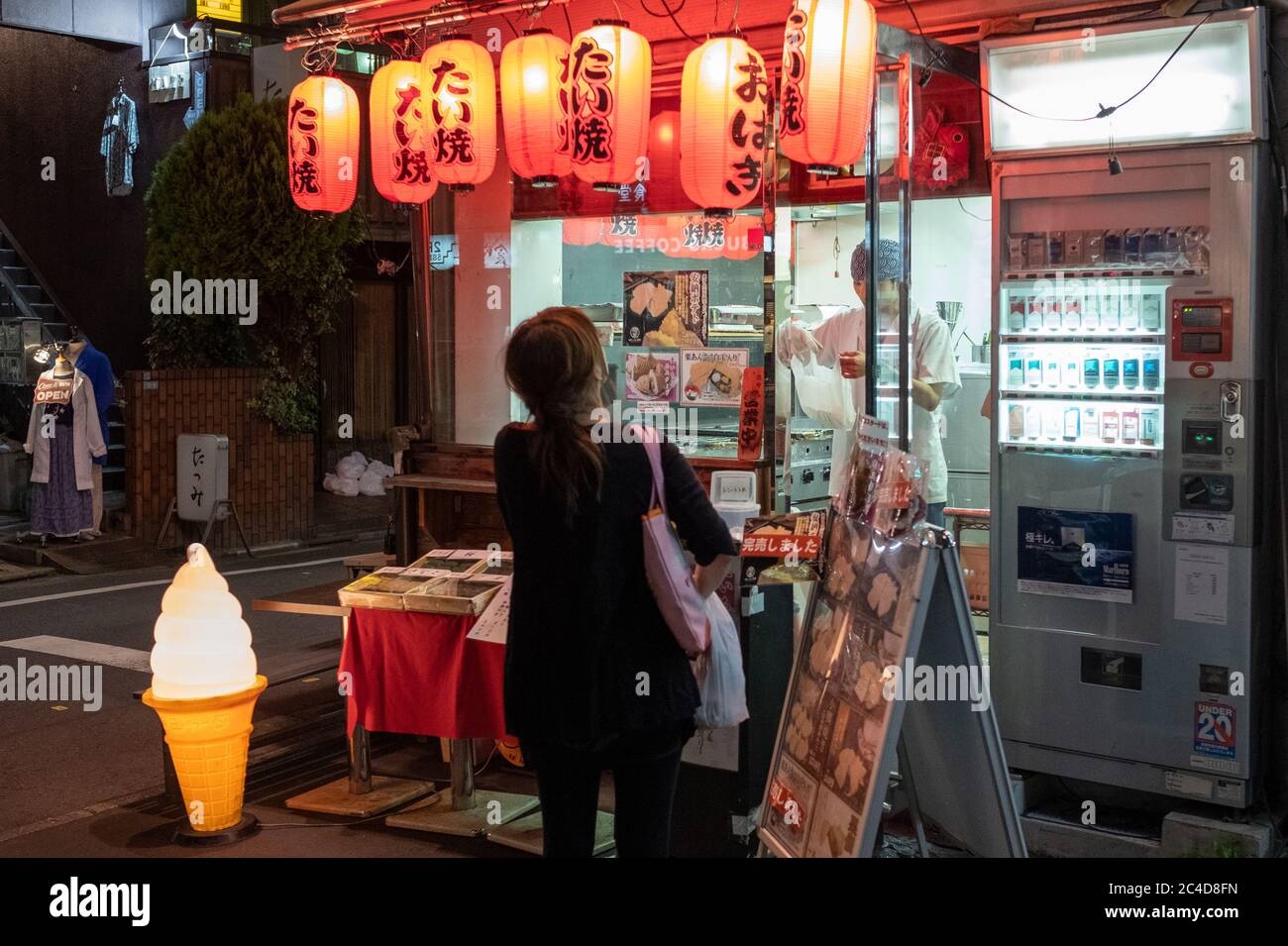 Menschen in einem kleinen Restaurant in Nakameguro Nachbarschaft, Tokio, Japan Stockfoto