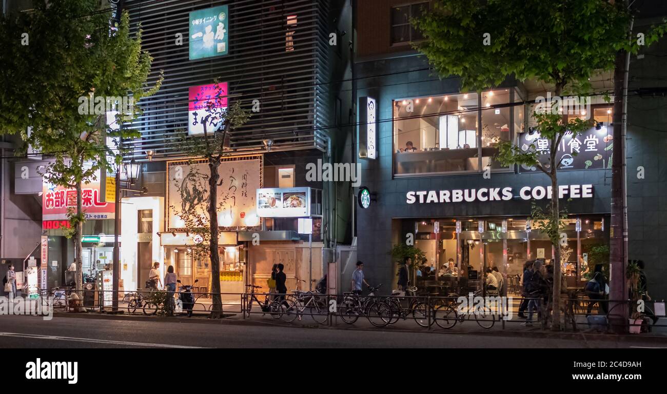 Starbucks Café in der Nakameguro Straße, nachts, Tokio, Japan Stockfoto