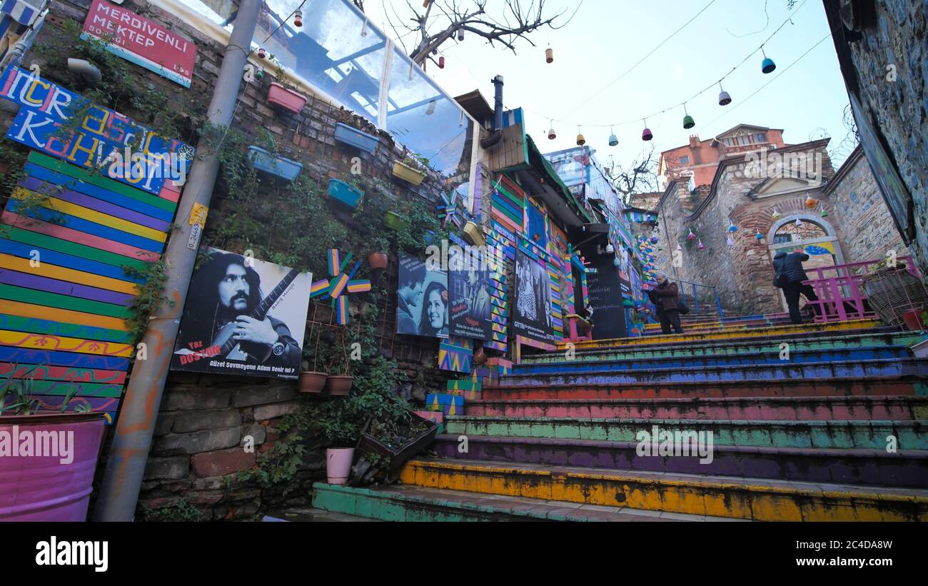 Istanbul, Türkei - 8. Januar 2020: Treppen in verschiedenen Farben im historischen Viertel Balat. Touristen und Menschen besuchen Stockfoto