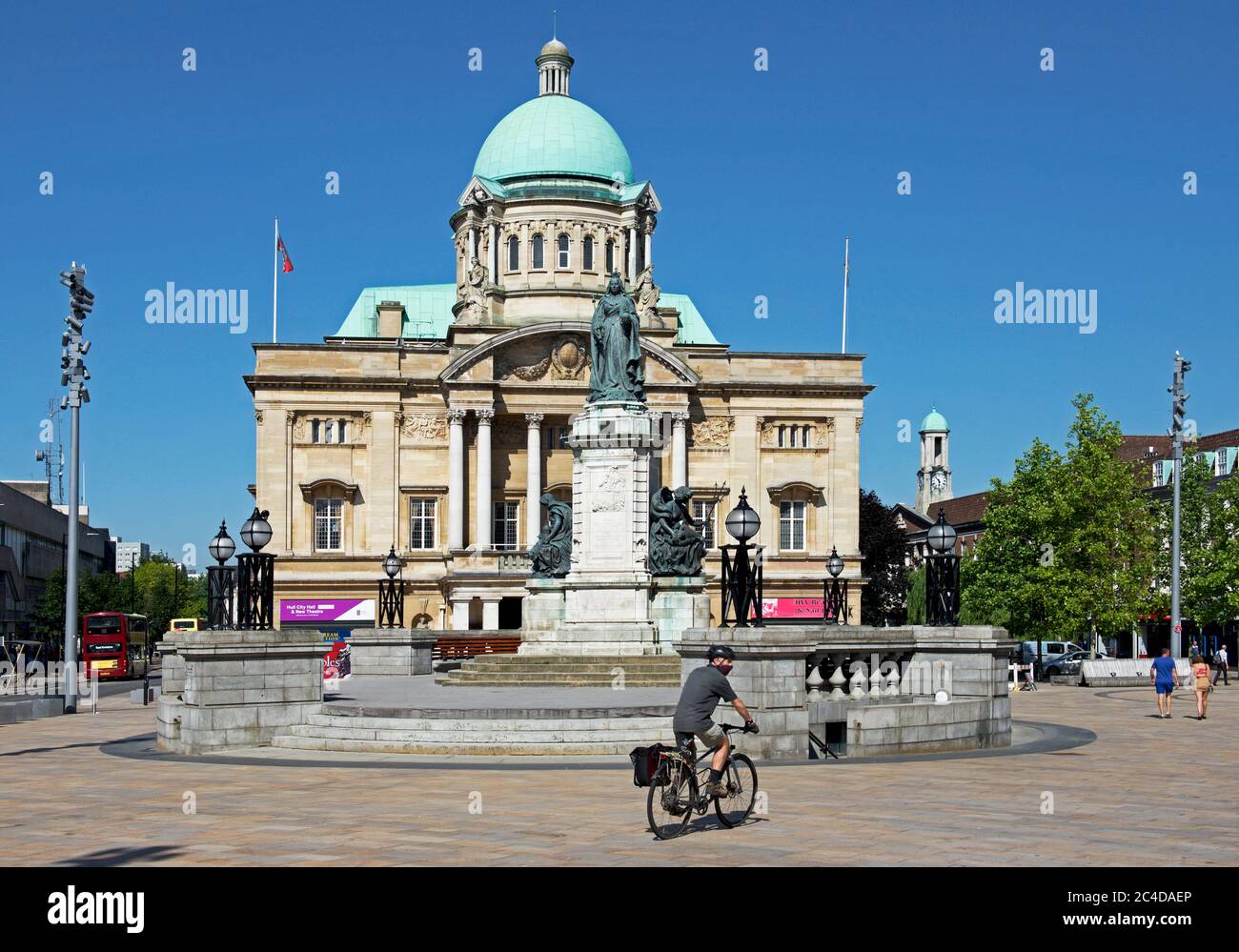 Mann, der über den Queen Victoria Square mit Rathaus im Hintergrund radelt, Hull, Humberside, East Yorkshire, England Stockfoto
