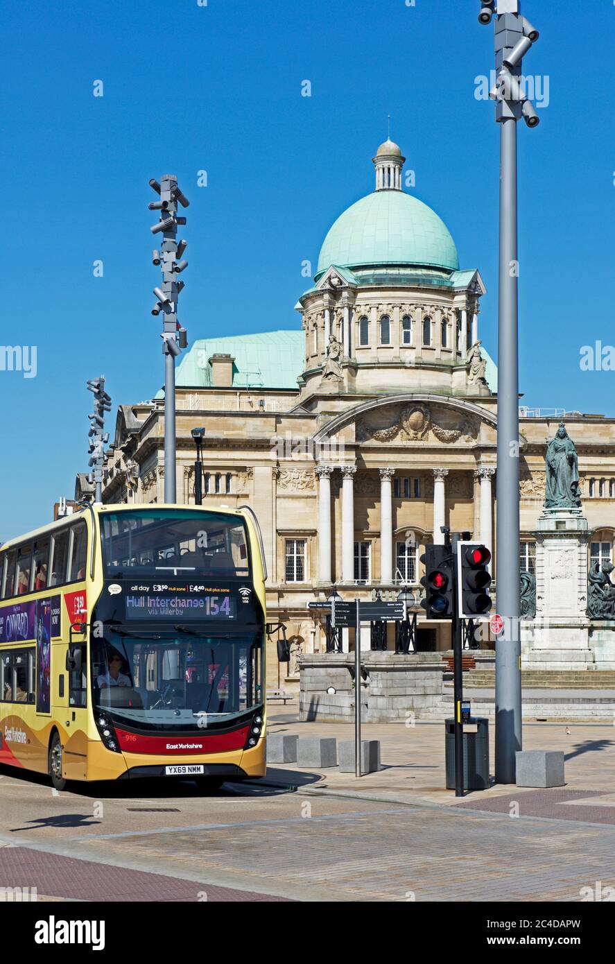 Bus an der Ampel in Queen Victoria Square, und Rathaus, Hull, Humberside, East Yorkshire, England Großbritannien Stockfoto