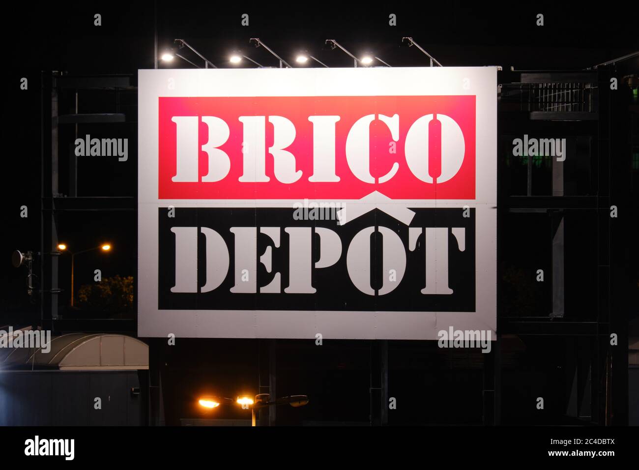 Brico Depot Logo auf einer Plakatwand, nachts, in Bukarest, Rumänien - 28. Mai 2020. Stockfoto