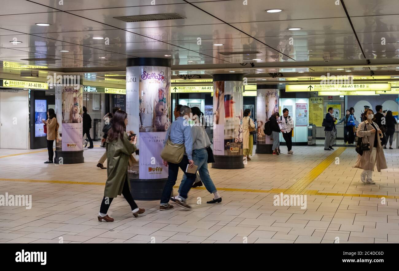 Pendler an der U-Bahn-Station Tokyo Omotesando, Tokio, Japan Stockfoto