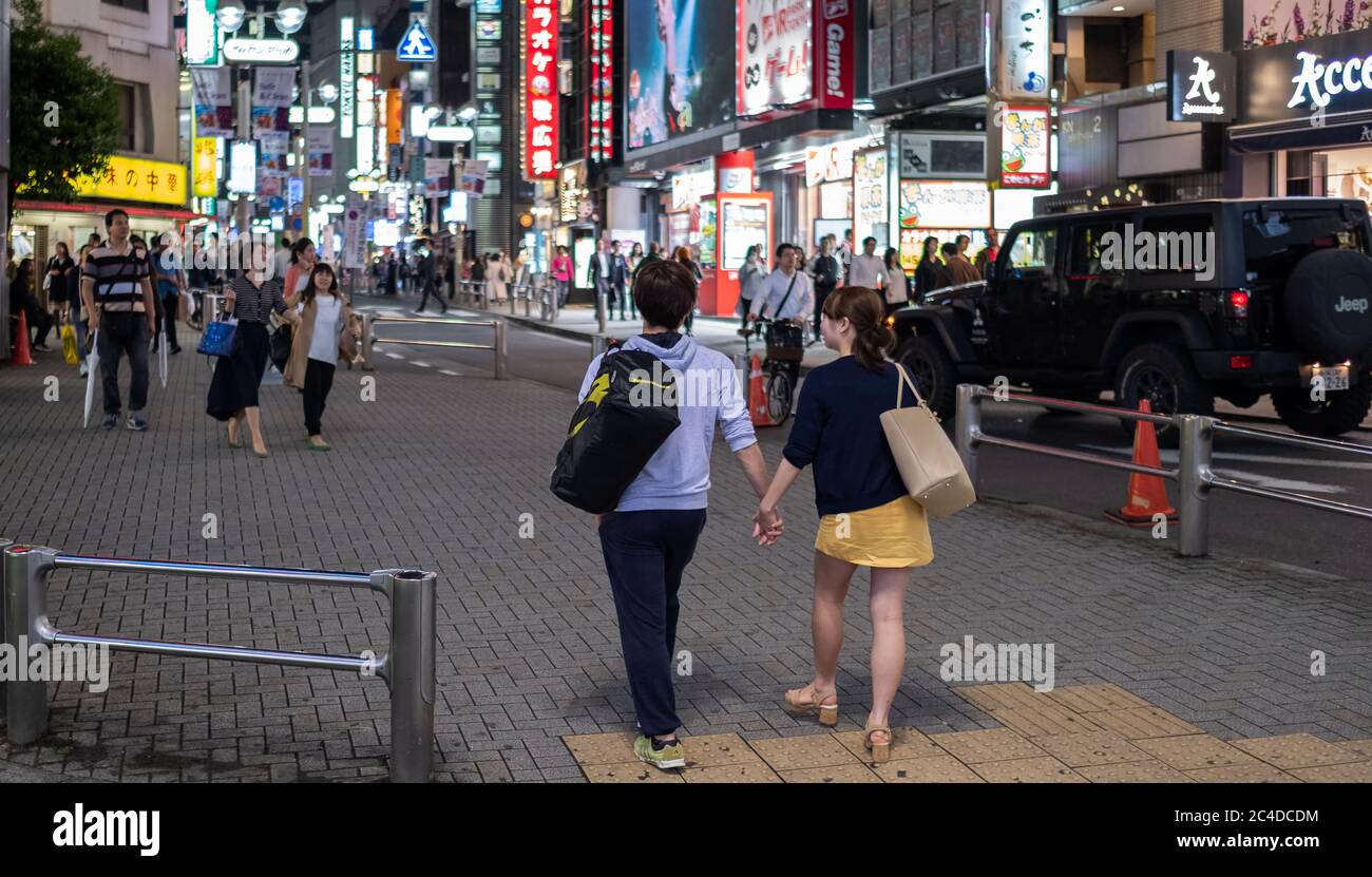 Fußgänger zu Fuß in Shibuya Hintergasse Straße, bei Nacht, Tokio, Japan Stockfoto