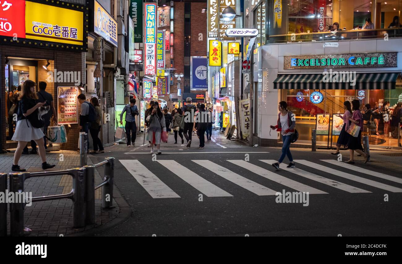 Fußgänger zu Fuß in Shibuya Hintergasse Straße, bei Nacht, Tokio, Japan Stockfoto