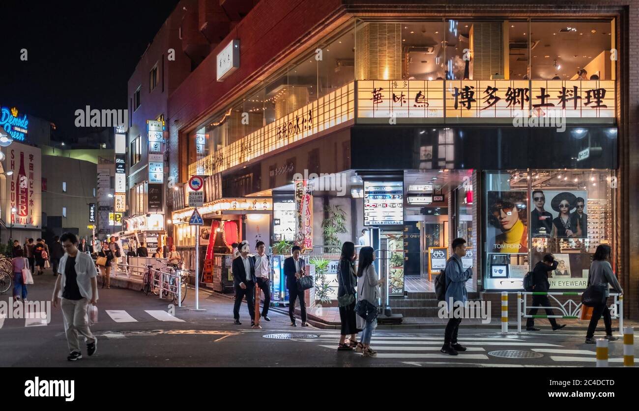 Bunte kleine Restaurants in Shibuya Hintergasse Straße, Tokio, Japan bei Nacht. Stockfoto