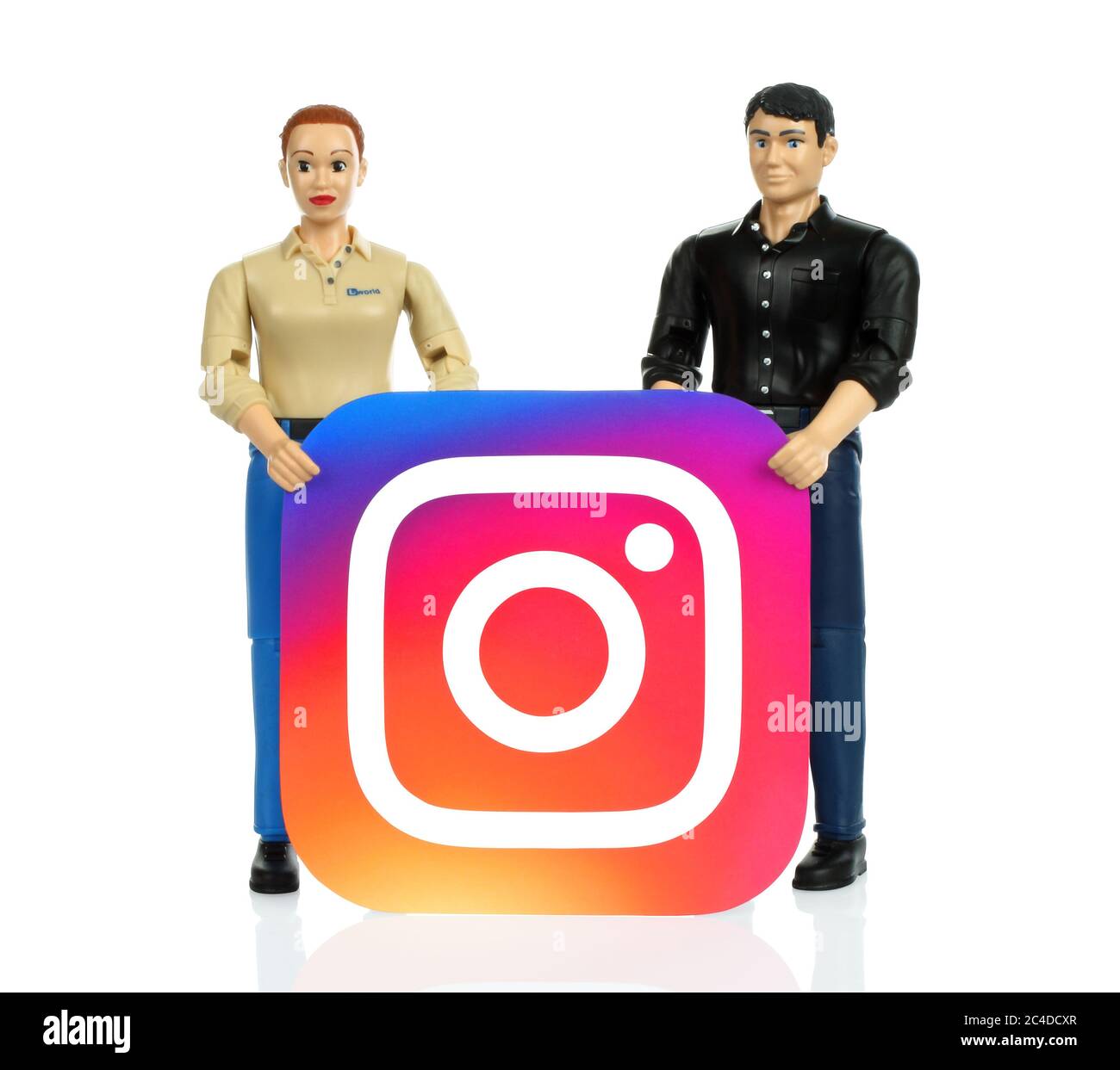 Kiew, Ukraine - 29. Oktober 2019: Spielzeug Menschen hält Instagram Papier Logo. Instagram ist ein amerikanischer Foto-und Video-Sharing-Social-Networking-Service o Stockfoto