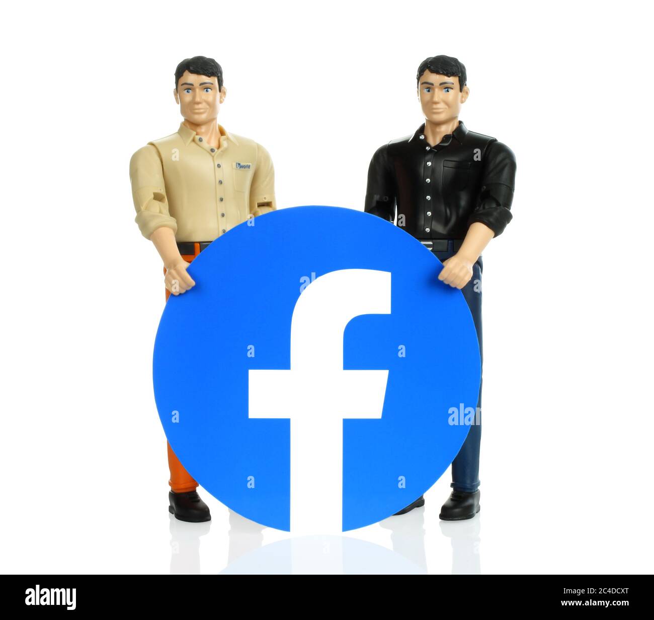 Kiew, Ukraine - 29. Oktober 2019: Spielzeug Menschen hält Facebook Papier Logo. Facebook ist ein bekannter Dienst für soziale Netzwerke Stockfoto