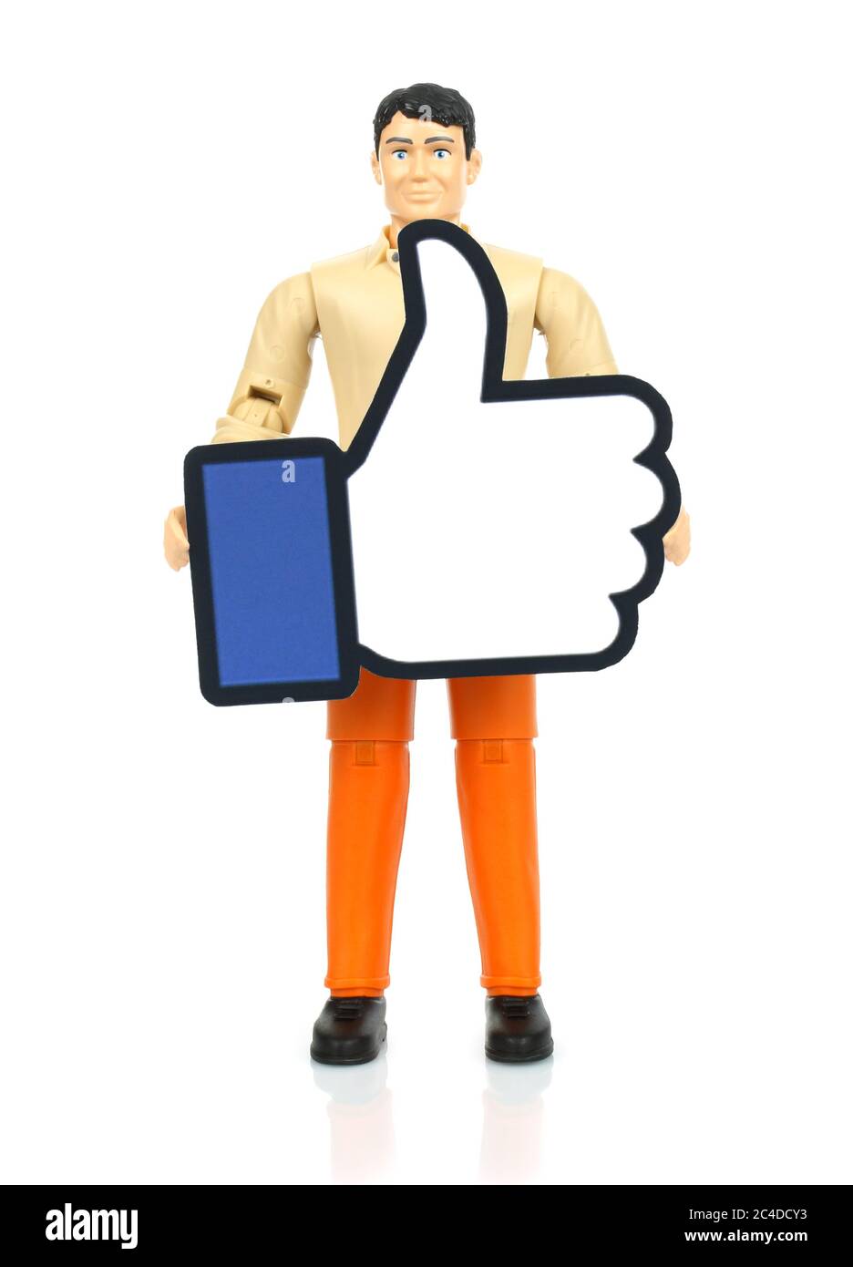Kiew, Ukraine - 27. November 2019: Spielzeugmann hält Facebook wie Papier-Logo. Facebook ist ein bekannter Dienst für soziale Netzwerke Stockfoto