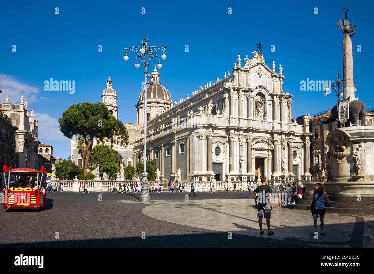 CATANIA, ITALIEN - 09. MAI 2012: Touristen auf dem Hauptplatz von Catania mit der Kathedrale Santa Agatha und der Elefantenstatue in Sizilien, Italien Stockfoto