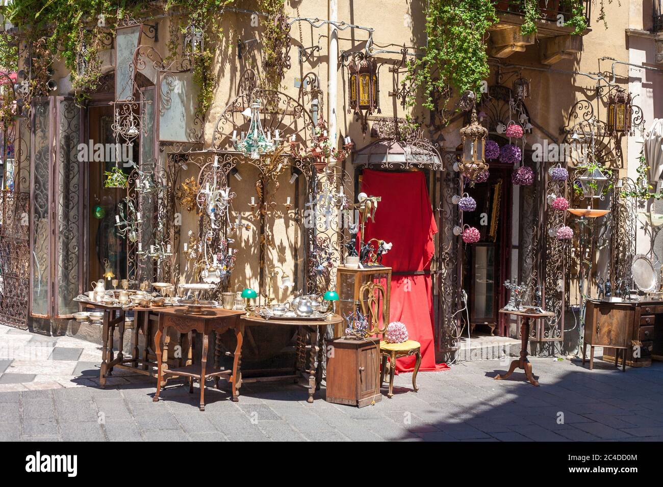 Taormina, Sizilien - 11. Mai 2012: Detail eines Street Souvenir Shops in Taormina, Sizilien. Italienisch. Stockfoto