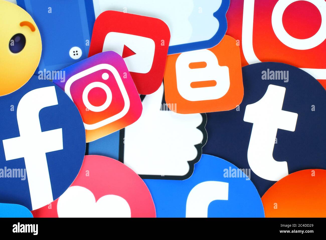Kiew, Ukraine - 27. November 2019: Hintergrund der berühmten Social-Media-Icons wie: Facebook, Twitter, Blogger, Linkedin, Tumblr, Facebook Reaktionen A Stockfoto