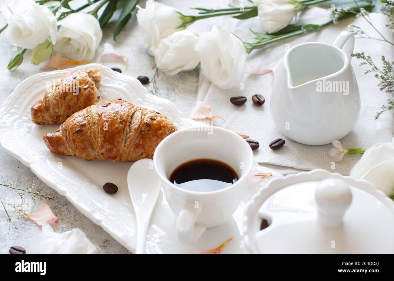 Romantisches Frühstückstablett mit Kaffeetasse und Croissant aus nächster Nähe Stockfoto