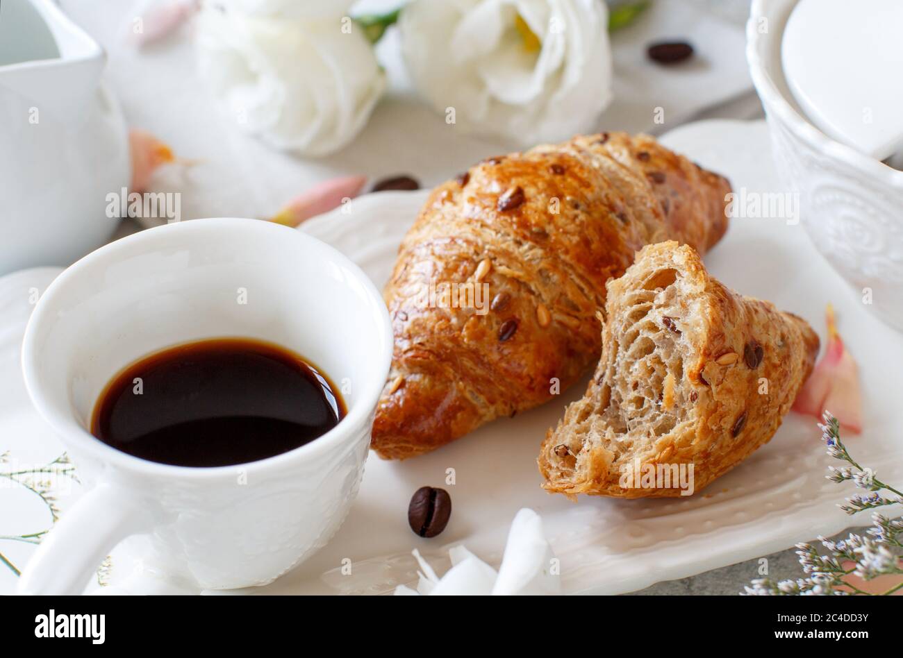 Romantisches Frühstückstablett mit Kaffeetasse und Croissant aus nächster Nähe Stockfoto