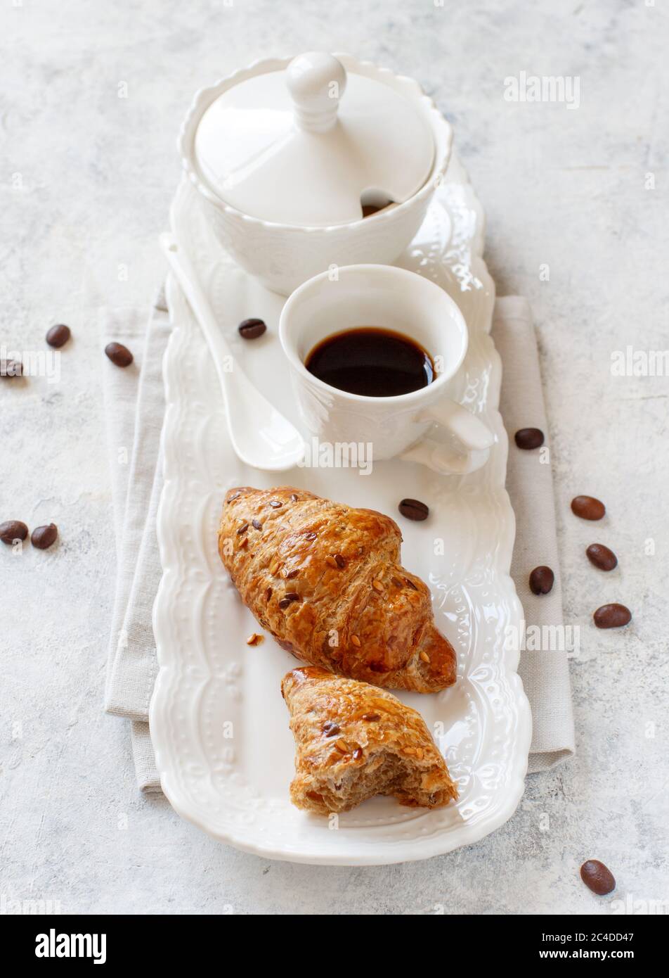 Romantisches Frühstückstablett mit Kaffeetasse und Croissant aus nächster Nähe Stockfoto