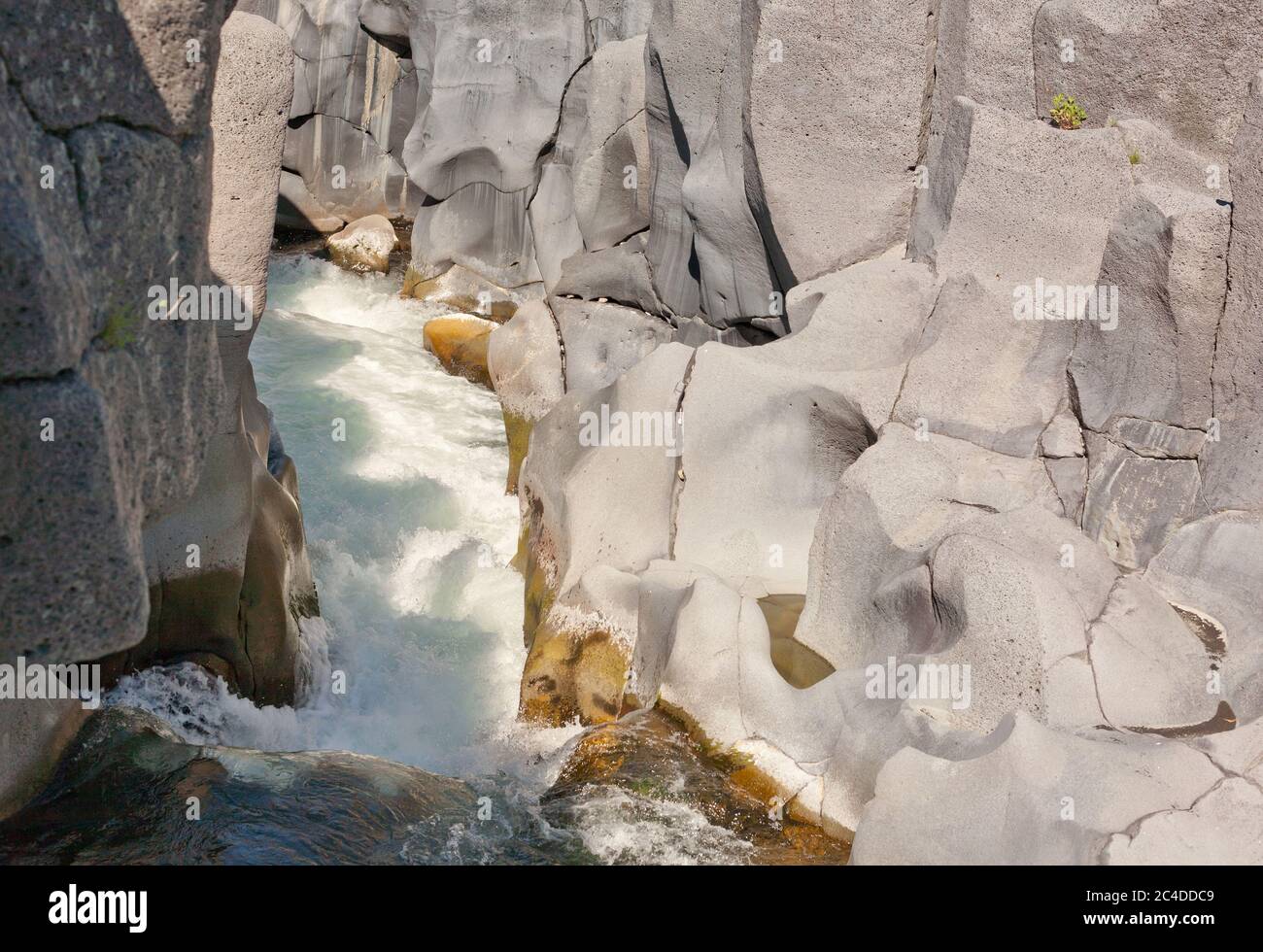 Gole dell'Alcantara - EIN Canyon Fluss Alcantara, der durch die Lavasteine des Ätna in Sizilien, Italien geht Stockfoto
