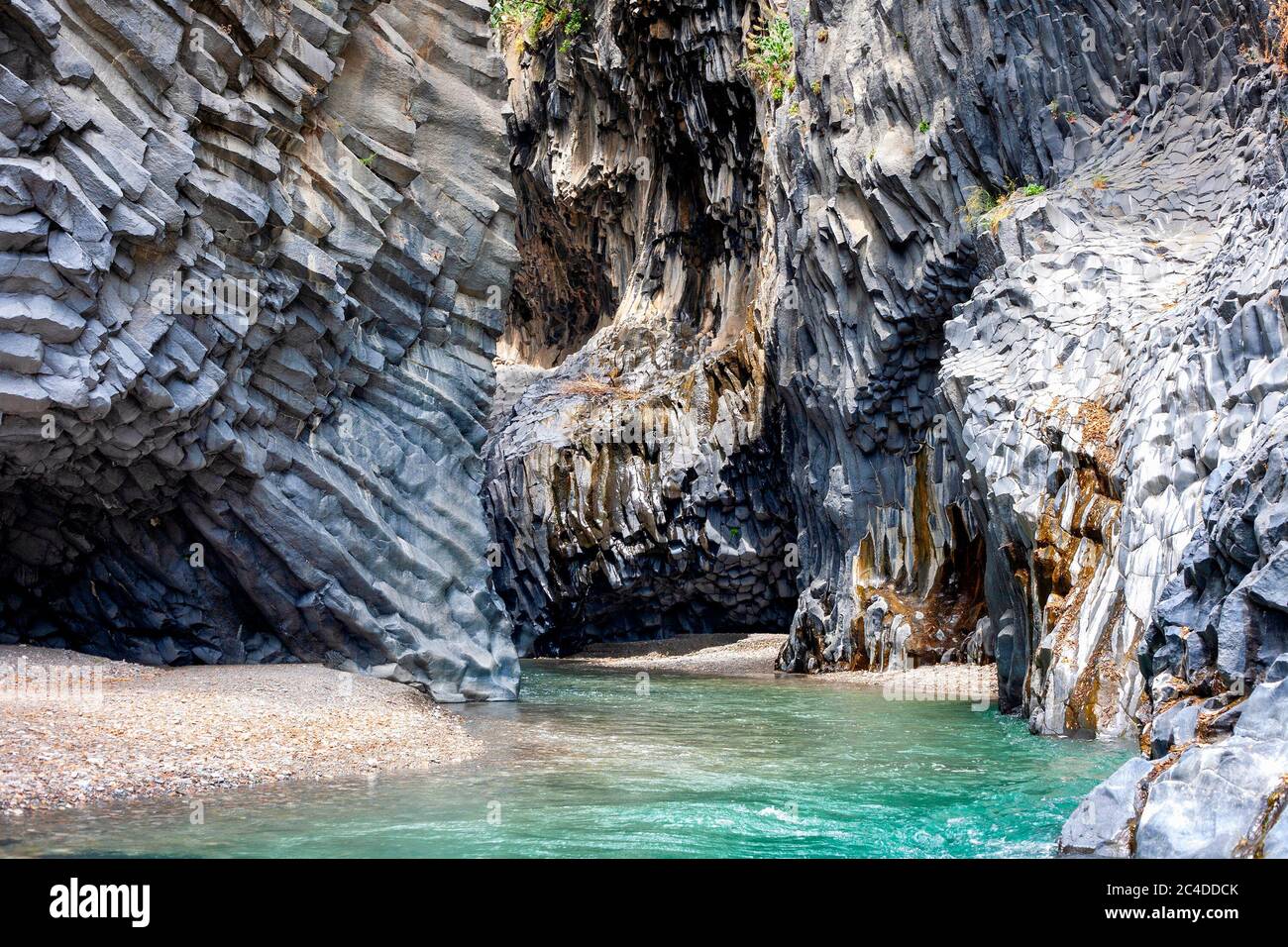 Alcantara Fluss mit Basalt geologischen Formationen. Gole Alcantara Botanischer und geologischer Park in Sizilien in der Nähe des Vulkans Ätna in Italien Stockfoto