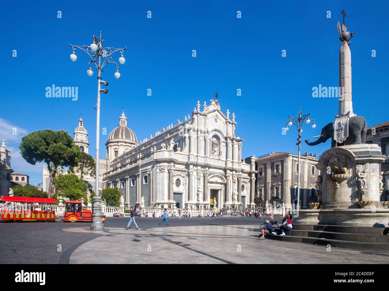 CATANIA, ITALIEN - 09. MAI 2012: Catania Stadt Hauptplatz Zentrum mit der Kathedrale von Santa Agatha und der Elefantenstatue in Sizilien, Italien Stockfoto