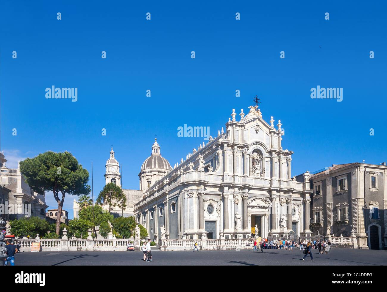 CATANIA, ITALIEN - 09. MAI 2012: Catania Stadt Hauptplatz Zentrum mit der Kathedrale von Santa Agatha und der Elefantenstatue in Sizilien, Italien Stockfoto