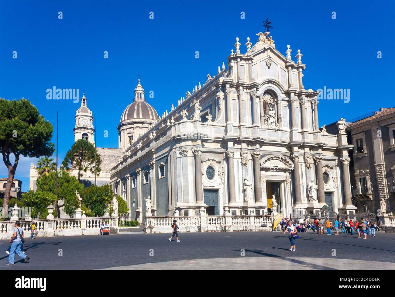 CATANIA, ITALIEN - 09. MAI 2012: Catania Stadt Hauptplatz Zentrum mit der Kathedrale von Santa Agatha in Sizilien, Italien Stockfoto