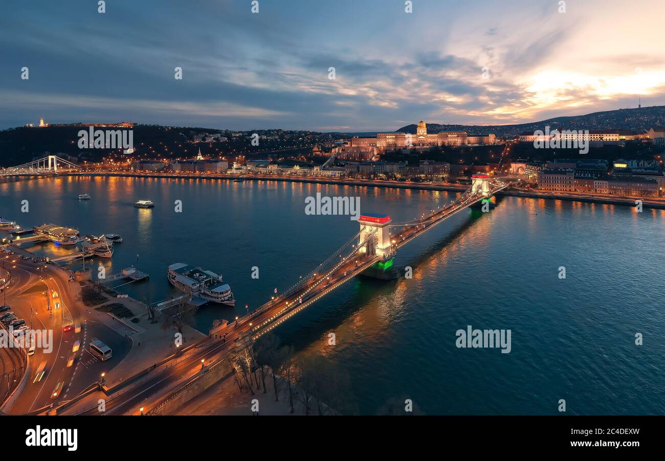 Europa Ungarn Budapest dekoriert Szechenyi Kettenbrücke Donau Fluss Buda Burg. Stockfoto